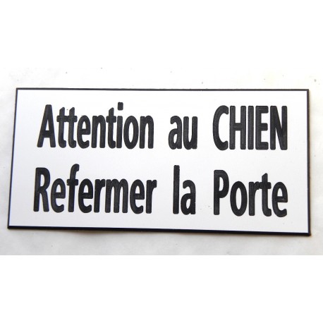plaque adhésive blanche "ATTENTION AU CHIEN REFERMER LA PORTE"