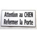 plaque adhésive blanche "ATTENTION AU CHIEN REFERMER LA PORTE"