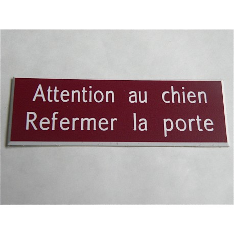 plaque adhésive bordeau  "ATTENTION AU CHIEN REFERMER LA PORTE"
