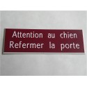 plaque adhésive bordeau  "ATTENTION AU CHIEN REFERMER LA PORTE"