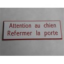 plaque adhésive "ATTENTION AU CHIEN REFERMER LA PORTE" blanche et rouge
