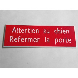 plaque adhésive rouge "ATTENTION AU CHIEN REFERMER LA PORTE"