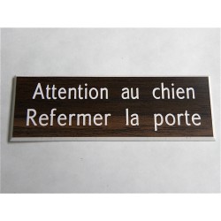plaque adhésive "ATTENTION AU CHIEN REFERMER LA PORTE" couleur bois