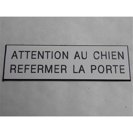 plaque "ATTENTION AU CHIEN REFERMER LA PORTE" blanche