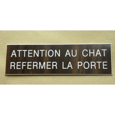 plaque adhésive ATTENTION AU CHAT REFERMER LA PORTE couleur bois