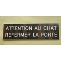 plaque adhésive ATTENTION AU CHAT REFERMER LA PORTE couleur bois