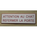 plaque adhésive ATTENTION AU CHAT REFERMER LA PORTE blanche et rouge