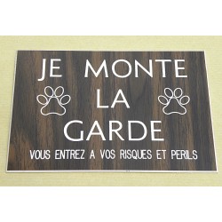 plaque adhésive "je monte la garde" couleur noyer