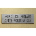plaque gravée "MERCI DE FERMER CETTE PORTE A CLE" finition biseautée format 29 x 100 mm