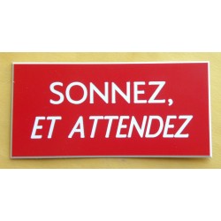 plaque adhésive "SONNEZ ET ATTENDEZ" rouge