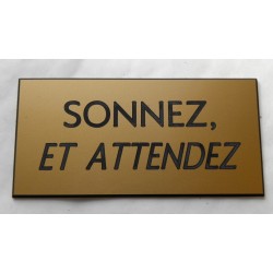plaque adhésive "SONNEZ ET ATTENDEZ" dorée