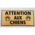 plaque adhésive "ATTENTION AUX CHIENS" dorée motifs pattes
