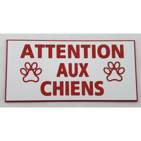 plaque adhésive "ATTENTION AUX CHIENS" blanche et rouge motifs pattes