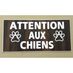 plaque adhésive "ATTENTION AUX CHIENS" couleur bois motifs pattes