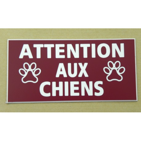 plaque adhésive "ATTENTION AUX CHIENS" bordeau motifs pattes