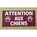 plaque adhésive "ATTENTION AUX CHIENS" bordeau motifs pattes
