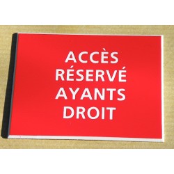 Panneau ACCÈS RÉSERVÉ AYANT DROIT en PVC 12,99 euros