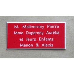 plaque de porte rouge format 48x100 mm personnalisable 5 lignes