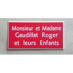 plaque de porte rouge format 48x100 mm personnalisable 3 lignes