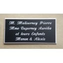 plaque de porte personnalisée "calligraphie" noire format 48x100 mm 4 lignes.