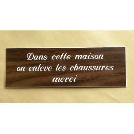 plaque adhésive "Dans cette maison on enlève les chaussures merci" couleur bois