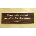 plaque adhésive "Dans cette maison on enlève les chaussures merci" couleur bois