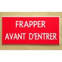 plaque adhésive "FRAPPER AVANT D'ENTRER" rouge