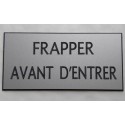 plaque adhésive "FRAPPER AVANT D'ENTRER" argentée