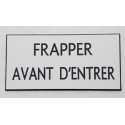 plaque adhésive "FRAPPER AVANT D'ENTRER" blanche