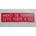 plaque gravée "MERCI DE FERMER CETTE PORTE A CLE" Fond ROUGE finition biseautée format 29 x 100 mm