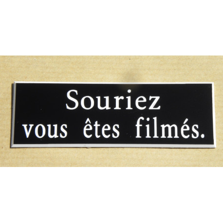 plaque adhésive "souriez vous êtes filmés" noire