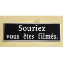 plaque adhésive "souriez vous êtes filmés" noire