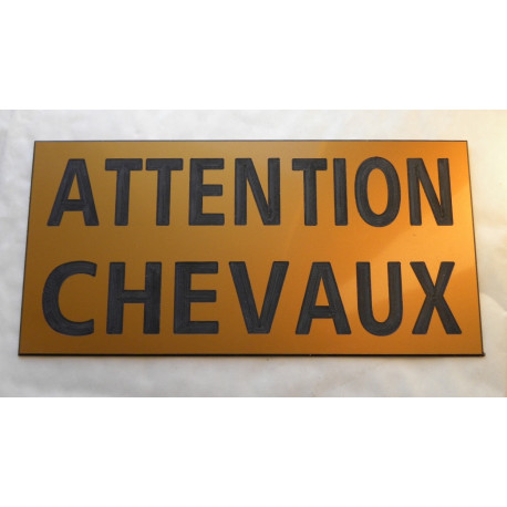 plaque gravée or "ATTENTION CHEVAUX" finition biseautée format 140 x 280 mm