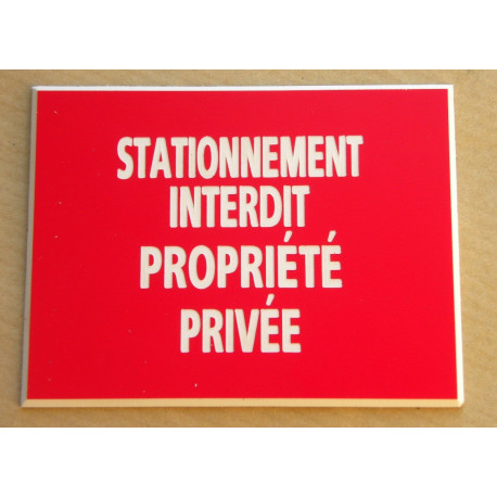 Plaque adhésive "STATIONNEMENT INTERDIT PROPRIÉTÉ PRIVÉE" rouge format 150 x 200 mm