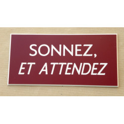 plaque adhésive "SONNEZ ET ATTENDEZ"  couleur lie de vin