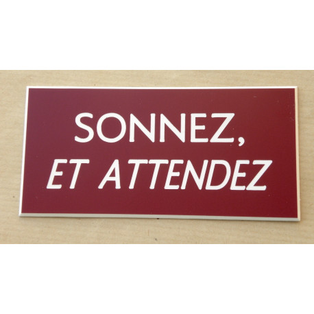 plaque adhésive "SONNEZ ET ATTENDEZ"  couleur lie de vin