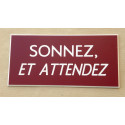 plaque adhésive "SONNEZ ET ATTENDEZ"  couleur lie de vin