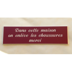 plaque adhésive "Dans cette maison on enlève les chaussures merci" bordeau