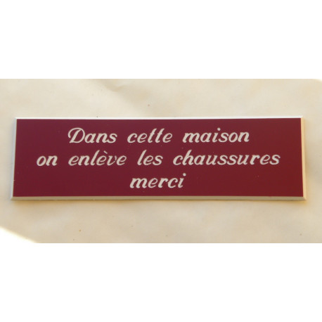 plaque adhésive "Dans cette maison on enlève les chaussures merci" bordeau