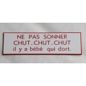 plaque "NE PAS SONNER CHUT, CHUT CHUT il y a bébé qui dort"