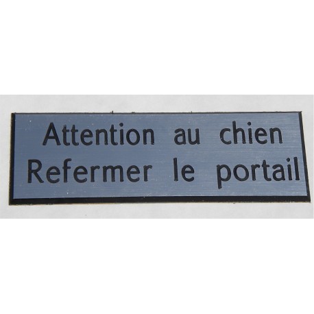 plaque gravée "ATTENTION AU CHIEN REFERMER LE PORTAIL" finition biseautée format 29 x 100 mm