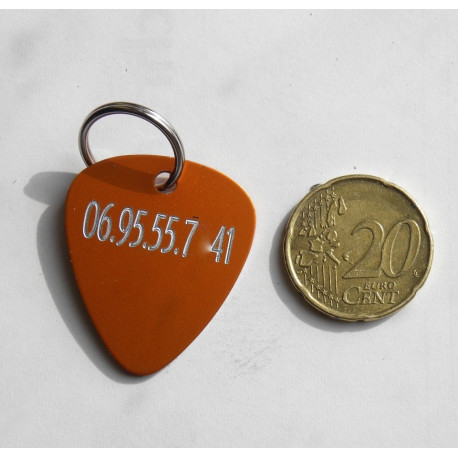 Médaillon chien médiator orange personnalisable gravure