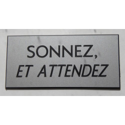 plaque adhésive "SONNEZ ET ATTENDEZ" argentée
