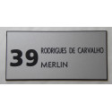plaque de porte argentée numéro + 2 lignes format 48x100 mm personnalisable