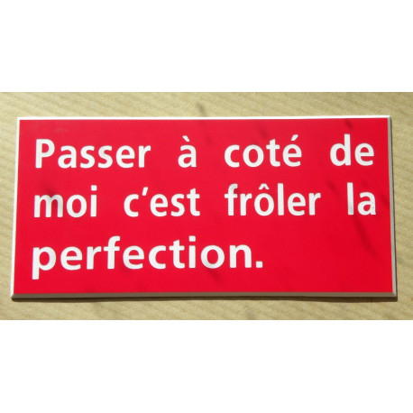 plaque "Passer à coté de moi c'est frôler la perfection" rouge
