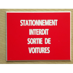 Plaque adhésive "STATIONNEMENT INTERDIT SORTIE DE VOITURES" rouge format 150 x 200 mm
