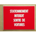 Plaque adhésive "STATIONNEMENT INTERDIT SORTIE DE VOITURES" rouge format 150 x 200 mm