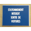 Plaque adhésive "STATIONNEMENT INTERDIT SORTIE DE VOITURES" bleu format 150 x 200 mm