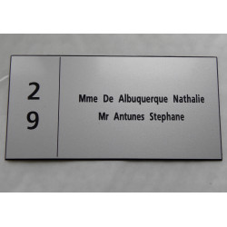 plaque de porte argentée numéro + 2 lignes format 48x100 mm personnalisable.