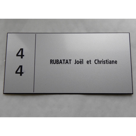 plaque de porte argentée numéro + 1 ligne format 48x100 mm personnalisable.